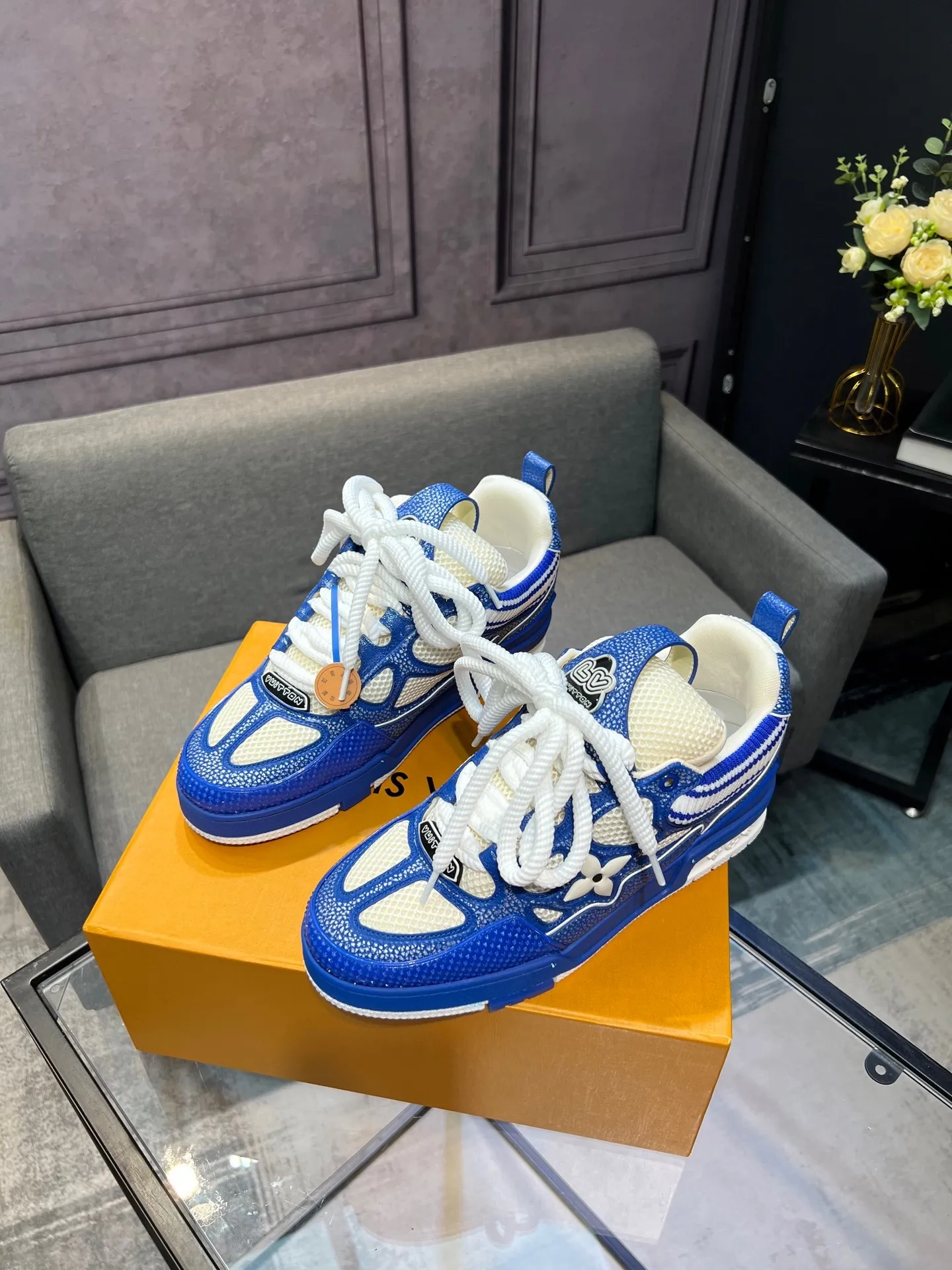 Men's men's shoes💰800 LV top version Jigglypuff new model Purchasing quality LV~Louis Vuitton LV TRAINER's best-looking sneakers, Donkey Brand strongly recommends new products, official website limited edition retro basketball sneakers! Both high-top and low-top models spent money to purchase 1:1 accurate reproductions of the originals. The details are invincible and full of sincerity. The imported custom-made original cowhide leather is the same as the original package. The details are 100% restored. The private model customizes the original one-piece TPU outsole. It is different from other brands. Without the original version, this effect cannot be achieved!                Men's and women's models 35-40 39-45 (46 is custom-made and cannot be returned or exchanged)